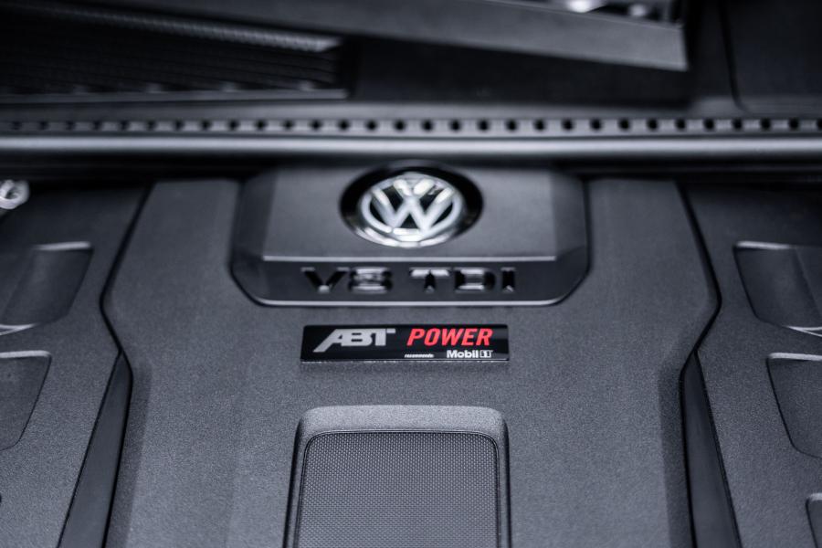 Моторный отсек Volkswagen Touareg V8 TDI R-Line by ABT 2019 года  (фото 3 из 10)